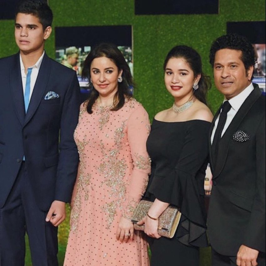 सारा अली की अपने छोटे भाई इब्राहिम से काफी अच्छी बॉन्डिंग है। सारा अली की सोशल मीडिया पोस्ट में यह साफ दिखता है। उसी तरह सारा तेंदुलकर की भी अपने छोटे भाई अर्जुन तेंदुलकर और परिवार से बहुत अच्छी बॉन्डिंग है। अर्जुन ने अपने दिग्गज पिता की तरह क्रिकेट को अपना करियर बनाया है।