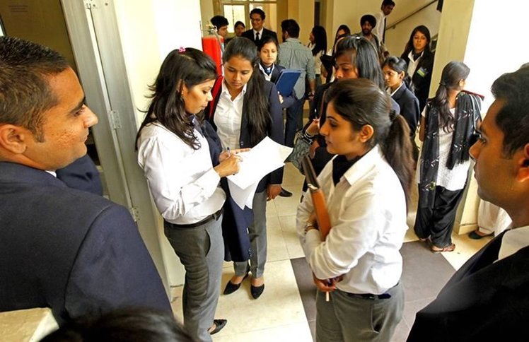 Sarkari Naukri: केंद्र और राज्य सरकार के इन विभागों में करें सरकारी नौकरी के लिए आवेदन