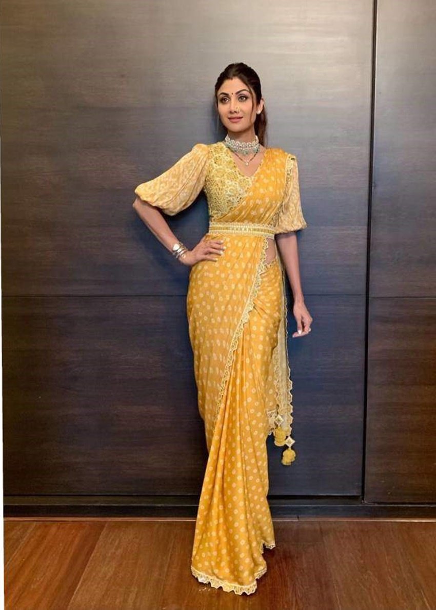 शिल्पा शेट्टी अपनी डिजायनर साड़ियों के लिए जानी जाती हैं। लेकिन साड़ी के साथ वह अकसर ट्रैडिशनल बिंदी ही इस्तेमाल करती हैं।