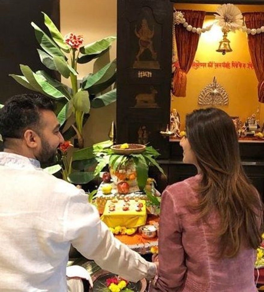 शिल्पा शेट्टी पति राज कुंद्रा के साथ मुंबई के जुहू में समुद्र किनारे बनवाए अपने बंगले में रहती हैं।