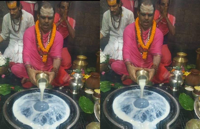  बाबा बैद्यनाथ शिवलिंग की सरकारी पूजा करते सरदार पंडा श्रीश्रीगुलाब नंद ओझा।