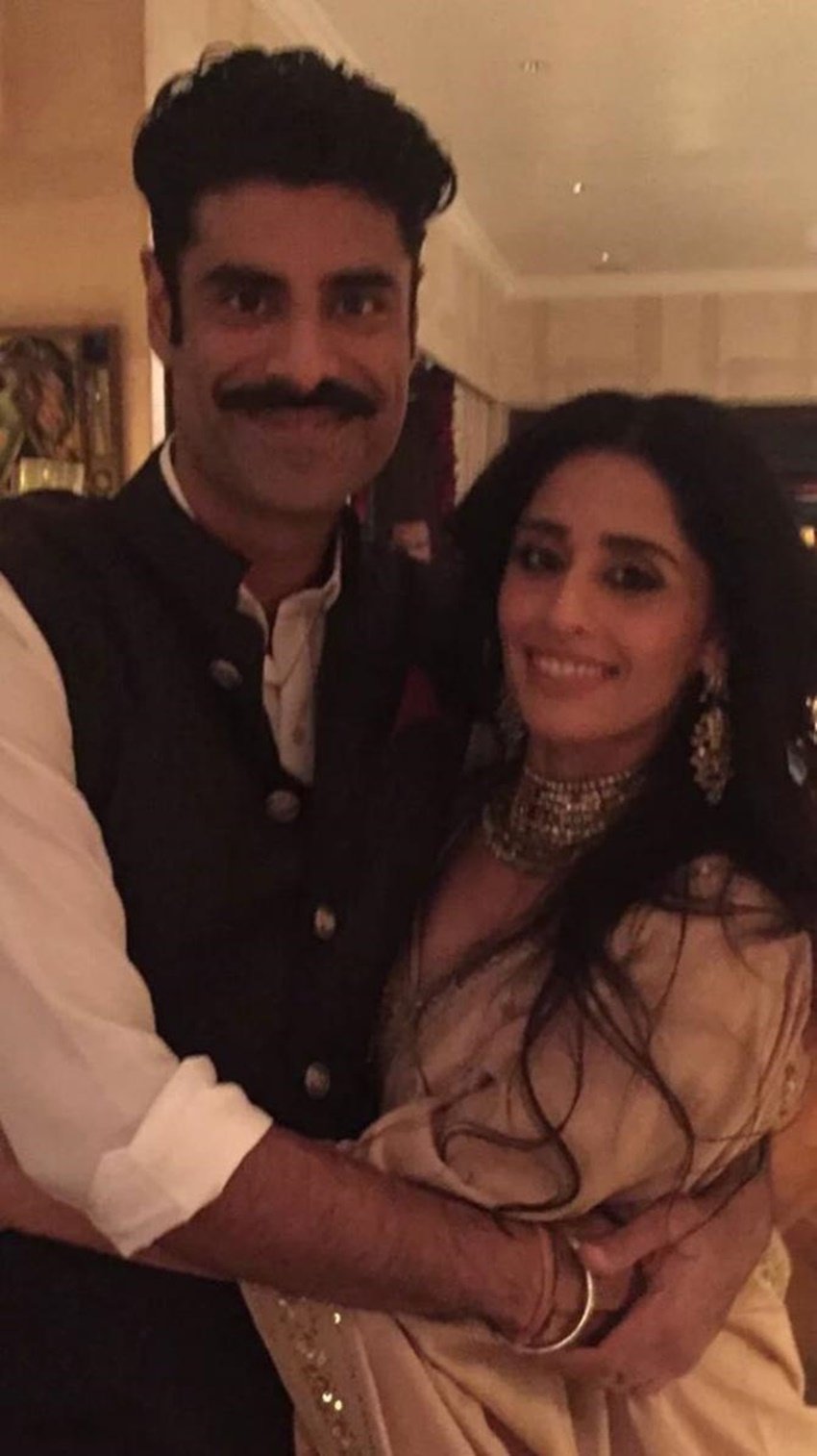 सिकंदर खेर ने एक्ट्रेस सोनम कपूर की कजिन प्रिया सिंह से साल 2016 में सगाई की थी। लेकिन सगाई के कुछ समय बाद दोनों अलग हो गए।