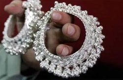 सोने से ज्यादा चमक रही चांदी, एक महीने में तेजी से बढ़े दाम, 51,000 रुपये किलो के पार, जानें- क्या है इजाफे की वजह