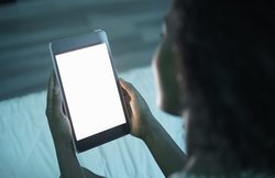 फोन-लैपटॉप से निकलने वाली Blue Light कर सकते हैं आपकी स्किन को डैमेज, जानिये कैसे करें बचाव