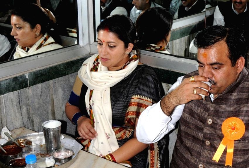 स्मृति ईरानी के बारे में कहा जाता है कि वह खाने की बहुत शौकीन हैं। उन्हें गुजराती खाना बेहद पसंद है। फास्ट फूड में भी वह ढोकला या फिर खांडवी पसंद करती हैं।