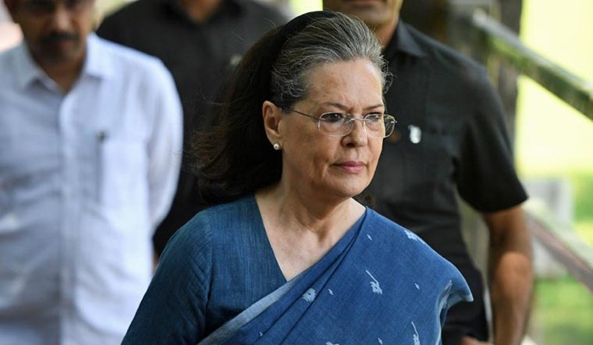 सोनिया गांधी उम्र के इस पड़ाव पर स्वास्थ संबंधी समस्याओं को देखते हुए फास्ट फूड से दूर ही रहती हैं। पिज्जा और पास्ता उनका फेवरेट फास्ट फूड हुआ करता था। बताया जाता है कि कॉफी सोनिया गांधी को काफी पसंद है।
