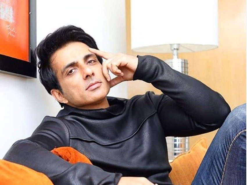 अपनी मेहनत और लगन से कैसे नाम बनाया जाता है सोनू सूद इस बात का जीता जागता उदाहरण हैं।