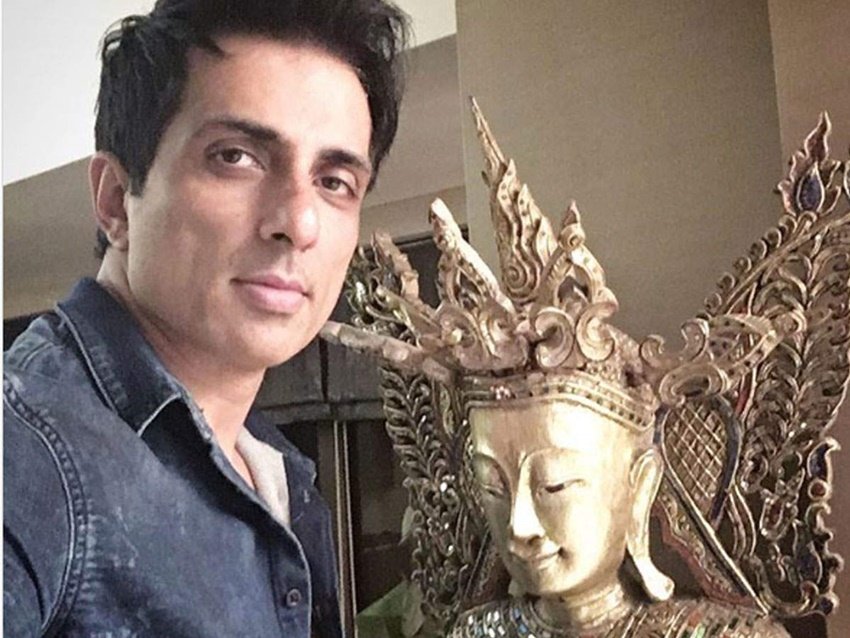 बॉलीवुड में उन्होंने शहीद-ए-आजम नाम की फिल्म से डेब्यू किया। सोनू सूद को असल पहचान सलमान खान के साथ फिल्म दबंग में चेदी सिंह के किरदार से मिली।