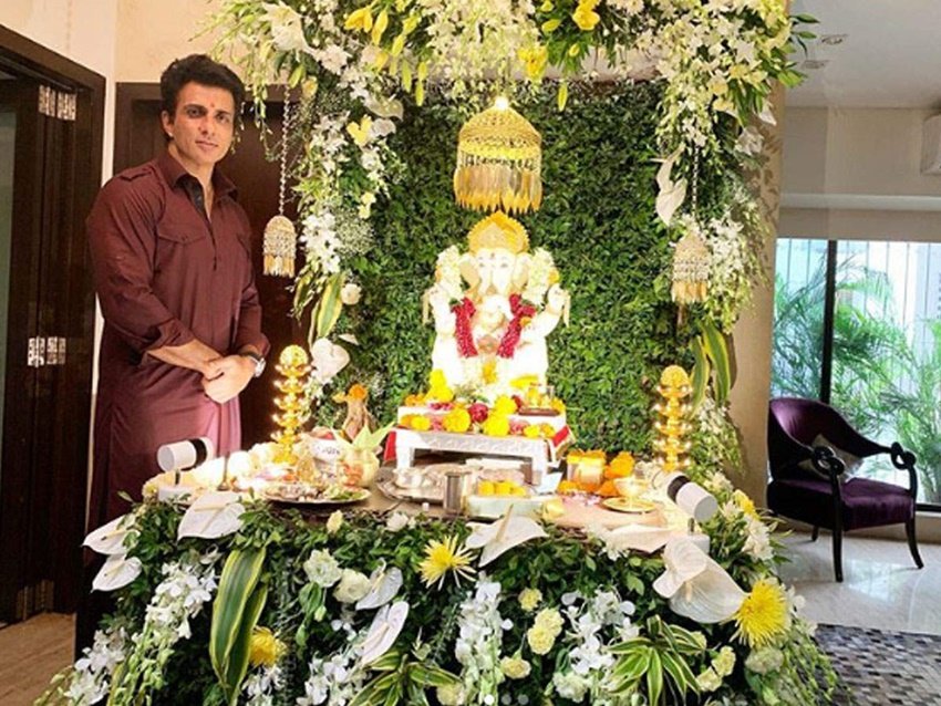 फिल्मी पर्दे पर विलेन का रोल प्ले करने वाले सोनू सूद आज देशवासियों की नजर में रियल हीरो हैं।