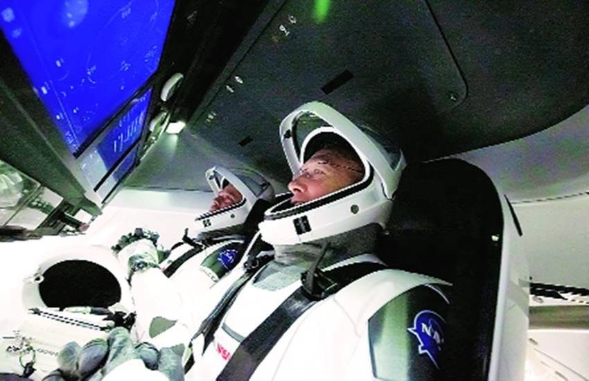 अमेरिकी कंपनी ‘स्पेस एक्स’ के ‘ड्रैगन क्रू कैप्सूल’ अंतरिक्ष यान ने दो अंतरिक्ष यात्रियों को आइएसएस तक पहुंचाया। अमेरिकी कंपनी ‘स्पेस एक्स’ के ‘ड्रैगन क्रू कैप्सूल’ अंतरिक्ष यान ने दो अंतरिक्ष यात्रियों को आइएसएस तक पहुंचाया।