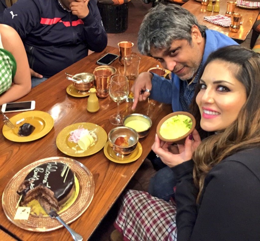 सोशल मीडिया में तमाम ऐसी तस्वीरें हैं जो ये बताती हैं कि दोनों के बीच दोस्तों जैसा माहौल है।