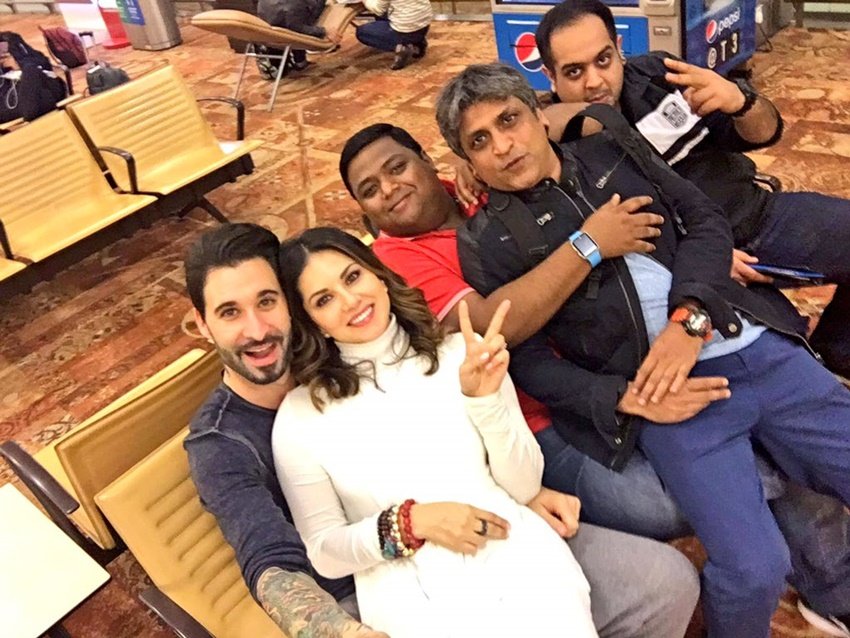 इस बारे में कोई स्पष्ट और पुख्ता जानकारी तो नहीं है कि सनी लियोनी यूसुफ को बतौर सैलरी कितनी रकम देती हैं। हालांकि कुछ मीडिया रिपोर्ट्स और इंटरनेट पर मौजूद आर्टिकल्स की मानें तो यूसुफ की सालाना सैलरी करीब 1 करोड़ रुपए है। <a href="https://www.jansatta.com/photos/picture-gallery/deepika-padukone-bodyguard-jalal-relationship-with-actress-know-what-salary-he-get/1431988/">अपने बॉडीगीर्ड को राखी बांधती हैं दीपिका पादुकोण, जानिए ‘बहन’ से कितनी सैलरी लेते हैं जलाल</a>