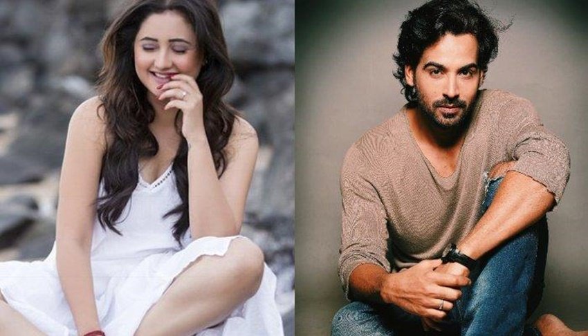 रश्मि देसाई और अरहान खान के रिश्ते की चर्चा भी खूब थी। फैंस को दोनों का रिश्ता भी खूब पसंद आया। लेकिन जब ये पता चला कि अरहान पहले से शादीशुदा हैं तो रश्मि ने उनसे किनारा कर लिया। दोनों ने जब अपने रास्ते जुदा किये तो उनके फैंस को भी झटका लगा।