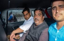 दिल्ली हिंसा मामले के आरोपी ताहिर हुसैन। (बीच में, पीटीआई फोटो)