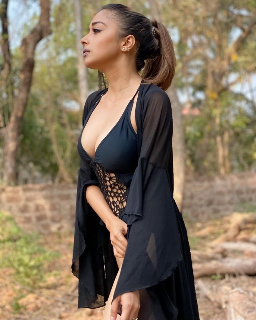 टीना ने जो तस्वीरें शेयर कीं उनमें वह ब्लैक ड्रेस में नजर आ रही हैं। टीना का ये लुक उनके फैंस को काफी पसंद आ रहा है।