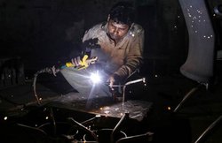 अनलॉक का असर: शहरों में तेजी से कम हो रही बेरोजगारी की दर, गांवों में अब भी खराब हैं हालात