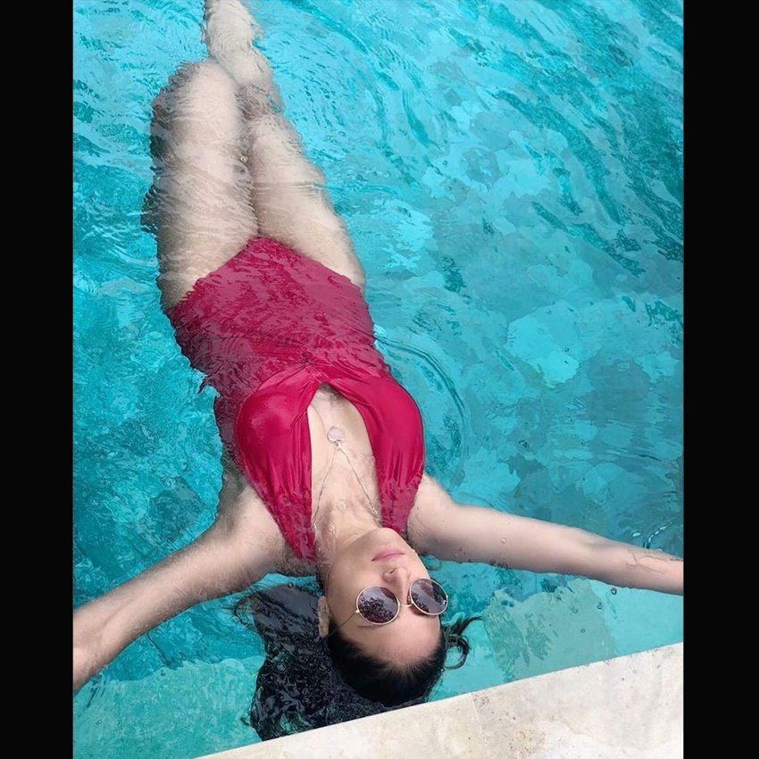 लाल मोनॉकिनी में उर्वशी फैंस को बेहद ग्लैमरस लग रही हैं। फैंस उनकी इन तस्वीरों पर ढेरों कॉम्प्लिमेंट्स दे रहे हैं।