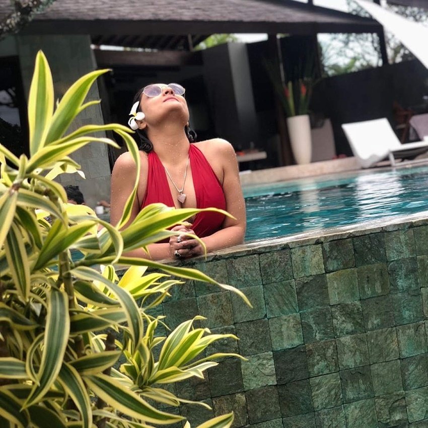 उर्वशी ढोलकिया ने इन तस्वीरों को शेयर करते हुए लिखा- आजादी।