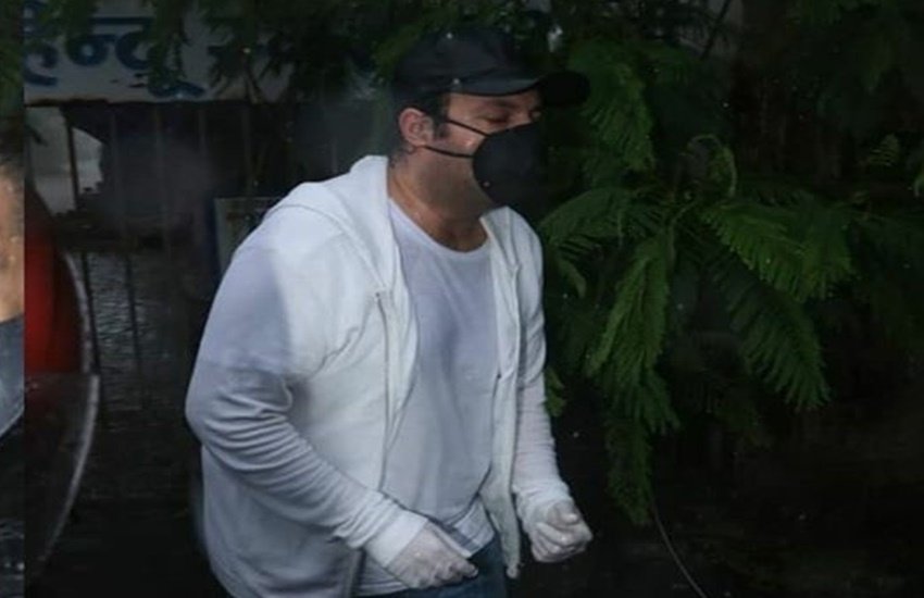 sushant singh rajput funeral latest pics, varun sharma, varun sharma at sushant funeral,