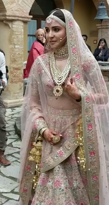 शादी के दौरान अनुष्का ने मॉडर्न ज्वैलरी के साथ दोनों हाथों में दो-दो पुराने कंगन भी कैरी किए थे। ये कंगन उनकी मां के थे।