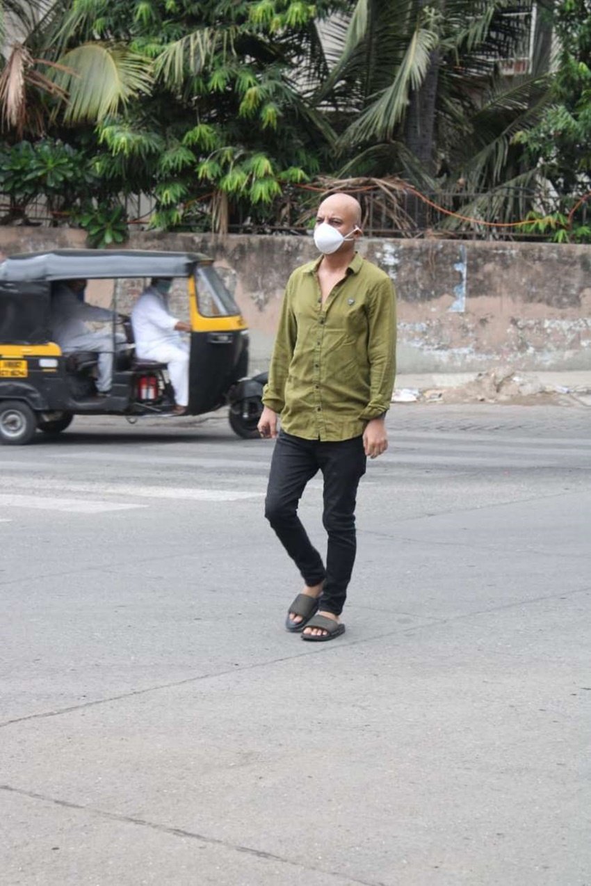 सलमान खान तो वाजिद को अंतिम विदाई देने नहीं पहुंच पाएं लेकिन उनके पारिवारिक दोस्त नदीम खान नजर आए।