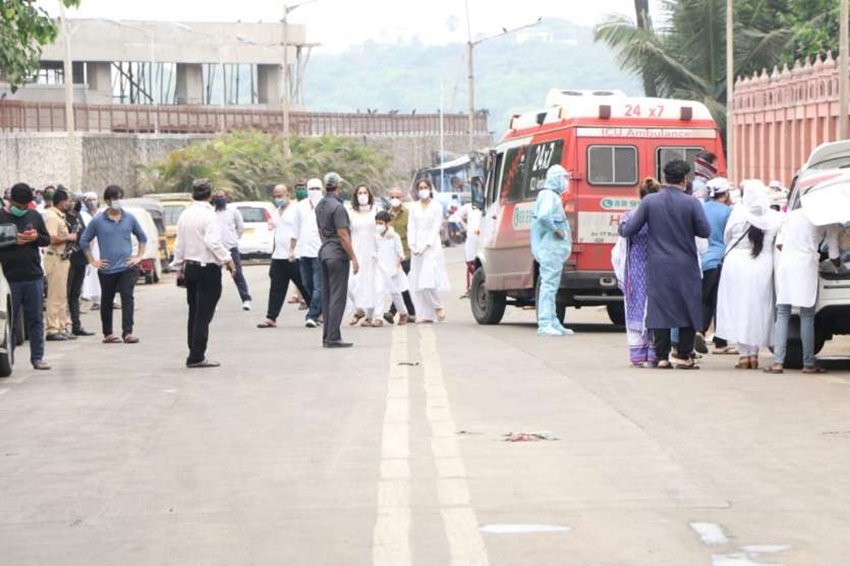 वाजिद के अंतिम सफर में उनके परिवार के लोगों के अलावा फिल्म इंडस्ट्री के दूसरे लोग भी दिखे।