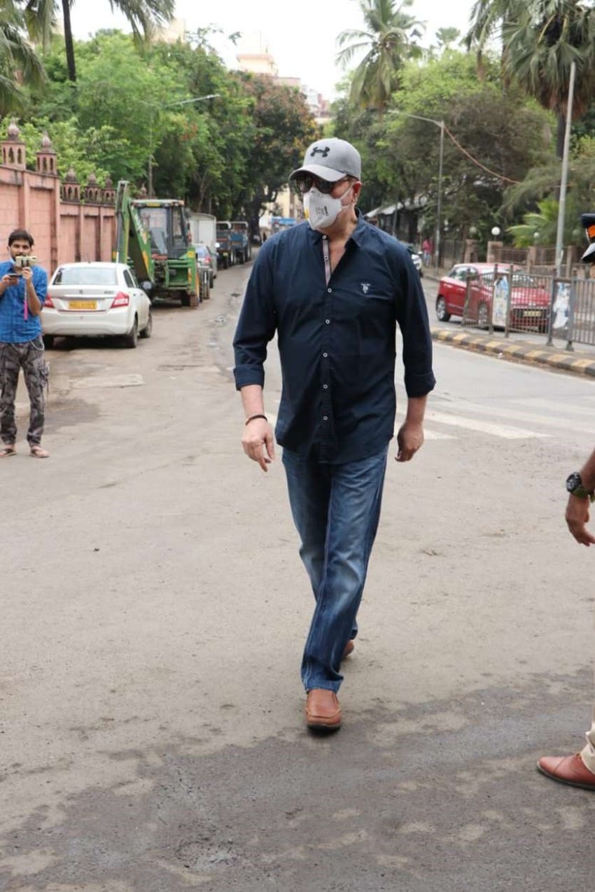 आदित्य पांचोली भी वाजिद खान के अंतिम सफर में शामिल हुए।