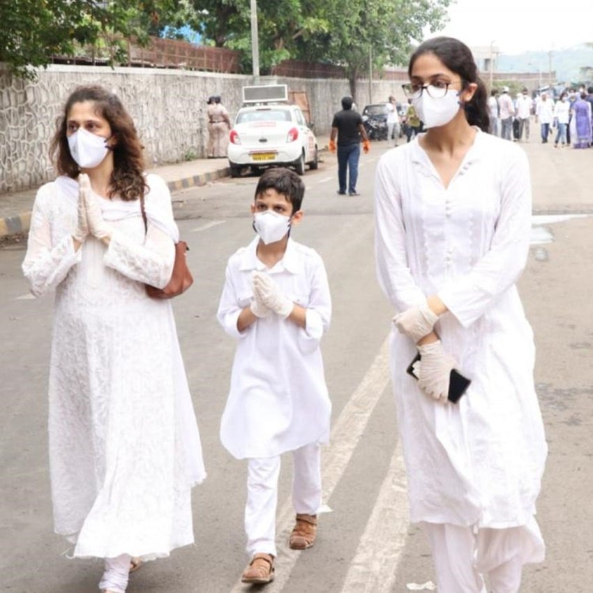 तस्वीर में वाजिद खान की पत्नी और उनके बच्चे दिख रहे हैं।