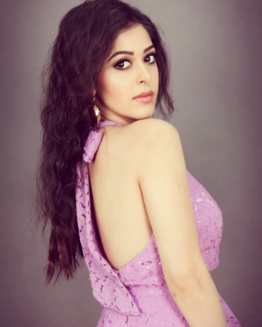Ragini MMS 2 में थिया डिसूजा के काम से खुश होकर उन्होंने XXX 2 में भी उन्हें मौका दिया।