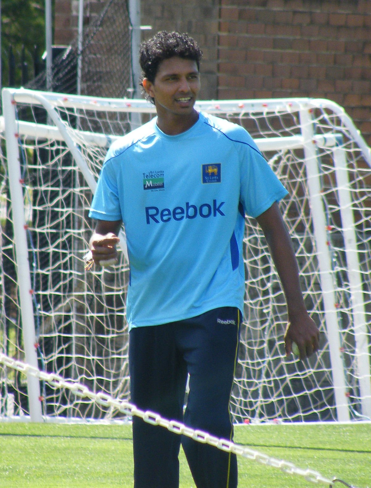 इस लिस्ट में श्रीलंकाई क्रिकेट टीम के बेहतरीन गेंदबाज सूरज रणदीव का नाम भी शामिल है। सूरज रणदीव मुस्लिम परिवार में पैदा हुए थे और पहले उनका नाम मोहम्मद मार्शुक मोहम्मद सूरज था। लेकिन सूरज ने बाद में इस्लाम छोड़ बौद्ध धर्म अपना लिया। साल 2010 में उन्होंने अपना नाम बदलकर सूरज रणदीव रख लिया।
