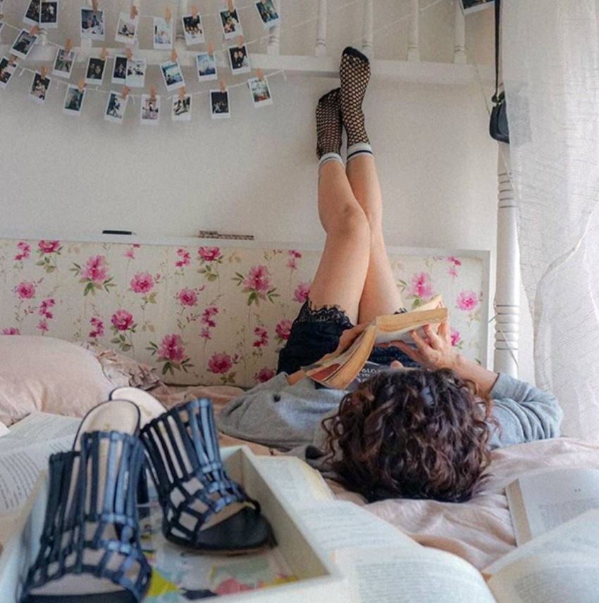 तापसी ने अपने घर की सजावट में रंगों के चुनाव पर भी खास ध्यान दिया है।