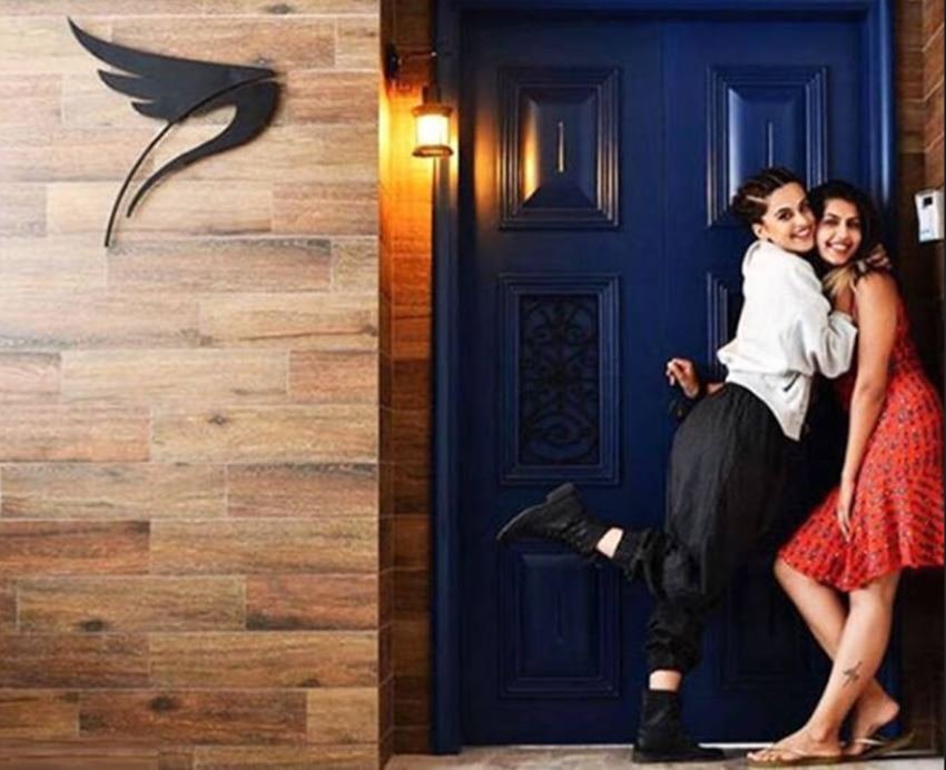 इस फ्लैट में तापसी अपनी बहन के साथ रह रही हैं।