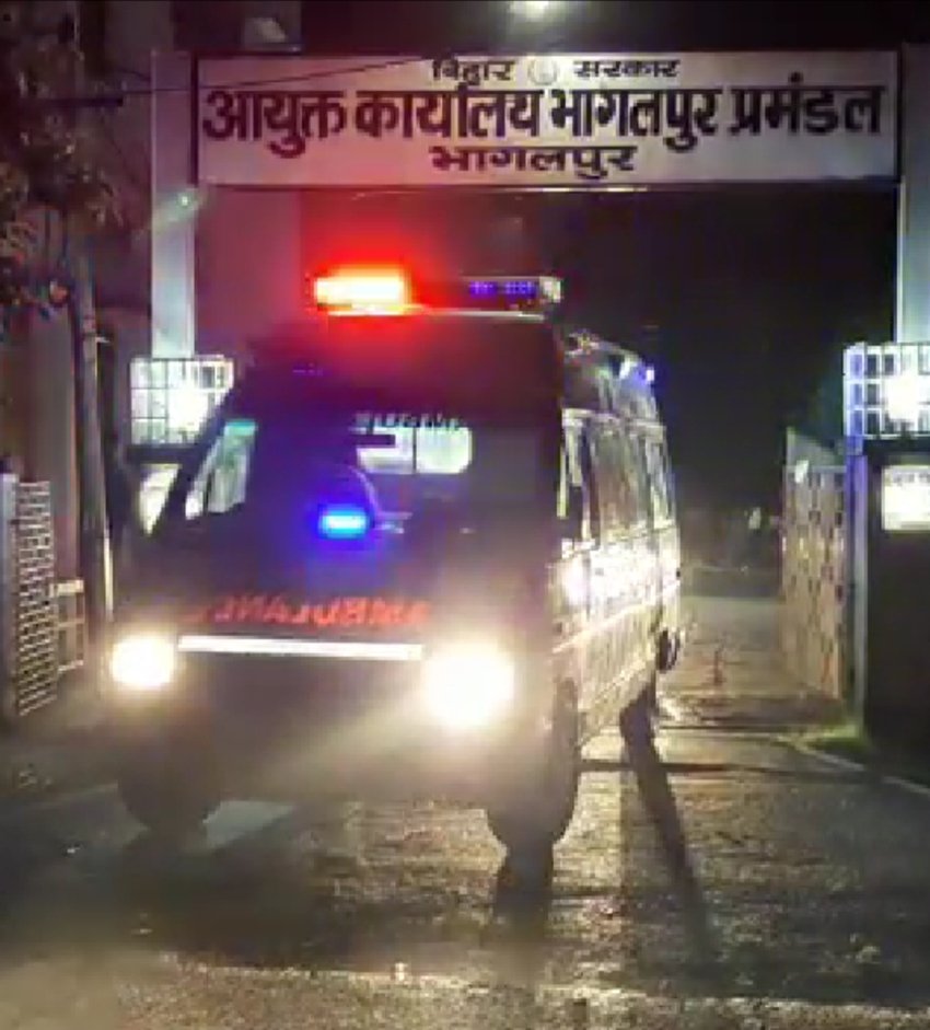 बुधवार देर शाम भागलपुर की कमिश्नर वंदना किन्नी को उनके सरकारी आवास से लेकर पटना ले जाती एम्बुलेंस। (जनसत्ता.कॉम)