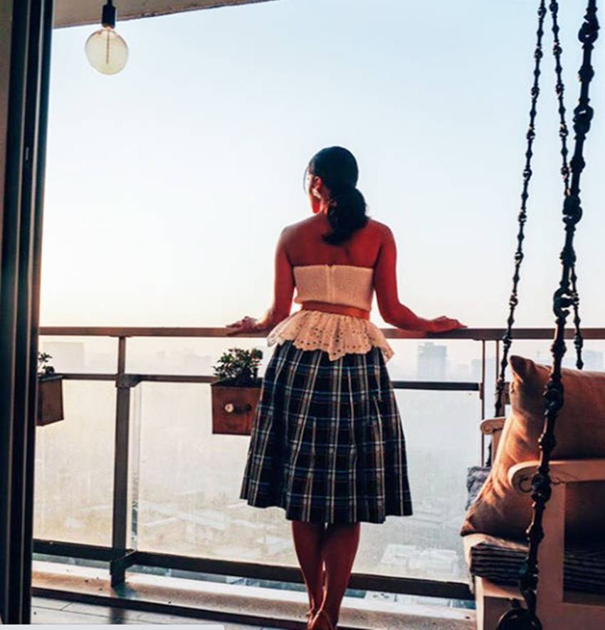 तापसी के फ्लैट की बालकनी से भी मुंबई का बेहद शानदार नजारा दिखता है।