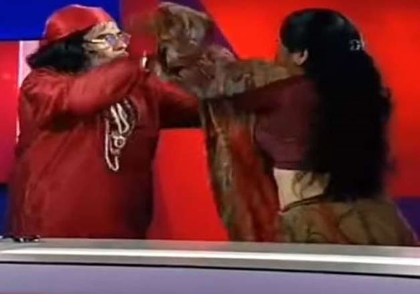 खुद को साधू बताने वाले स्वामी ओम ने न्यूज नेशन के एक लाइव डिबेट शो में महिला पैनलिस्ट के साथ हाथापाई कर दी थी। इस घटना के बाद लोगों ने न्यूज नेशन को ट्रोल करते हुए लिखा था कि ऐसे लोगों को डिबेट में बुलाना ही ऐसी चीजों के बढ़ावा देने के समान है।