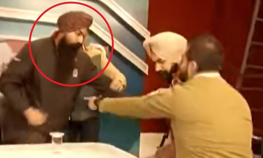 पंजाब के एक लोकल चैनल पर लाइव शो में पुलिस ने एंट्री मारते हुए मर्डर के फरार आरोपी को गिरफ्तार किया था। आरोपी ने चैनल पर अपने गुनाहों को कबूला भी था। लोगों ने तब उस पंजाबी चैनल पर आरोप लगाया था कि जब उन्हें भी पता था कि उस आरोपी को पुलिस तलाश रही है तो पुलिस को सौंपने की जगह अपने चैनल पर क्यों बुला लिया।