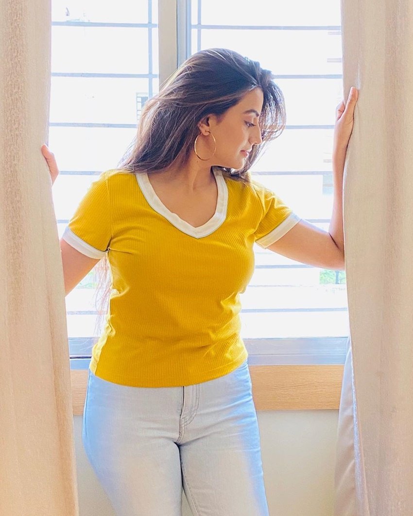 इस फोटो को पोस्ट कर अक्षरा सिंह ने लिखा- खूबसूरत मौसम में हम और तुम, चलो एक दूजे में खो जाएं।