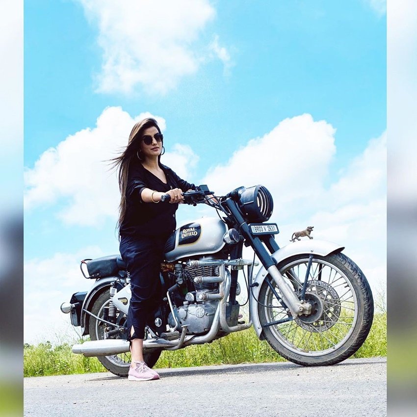 अक्षरा ने पवन सिंह के साथ कई गानों के लिए अपनी आवाज दी है। पवन सिंह के साथ अकसर उनका नाम चर्चा में भी रहा करता था।