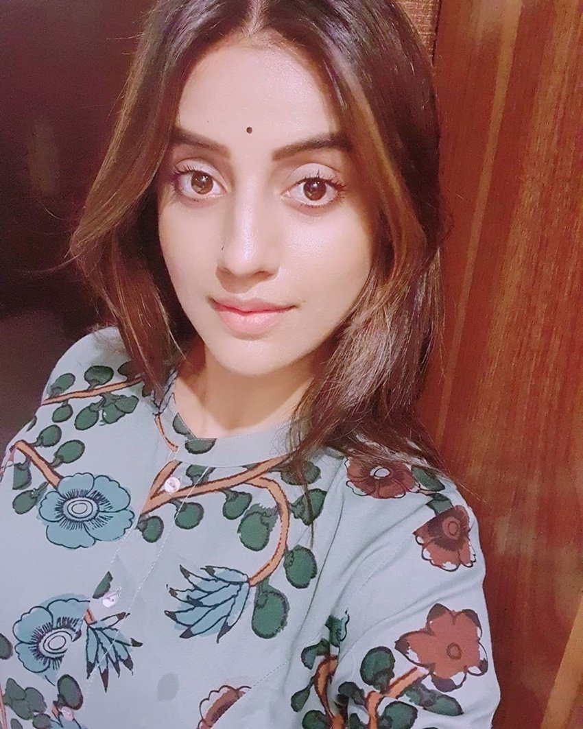 साल 2011 में फिल्म प्राण जाई पर वचन ना जाई से अक्षरा ने भोजपुरी फिल्मों में कदम रखा।