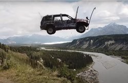 इस देश में कारों को चट्टान से गिराने की अनोखी परंपरा, सोशल मीडिया पर वायरल हो रहा वीडियो! देखें इस अजीब समारोह के पीछे क्या है वजह