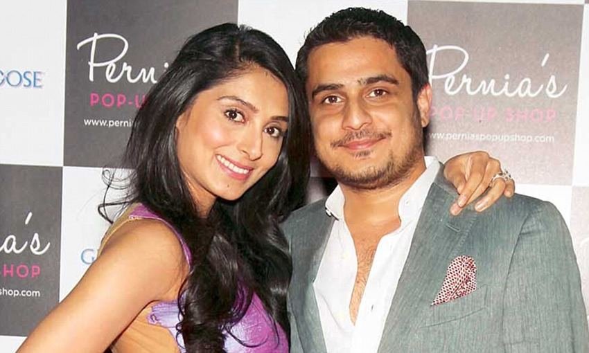 मशहूर मीट कारोबारी मोइन कुरैशी ने बेटी पर्निया कुरैशी की शादी अर्जुन प्रसाद से की है। अर्जुन पर्निया के साथ ओमान में एक क्लॉथिंग कंपनी चला रहे हैं।