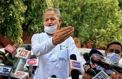 अशोक गहलोत के चार करीबियों पर इनकम टैक्स ने कसा शिकंजा, जिस होटल में ठहरे कांग्रेसी MLA, उसके मालिक के ठिकानों पर भी छापा