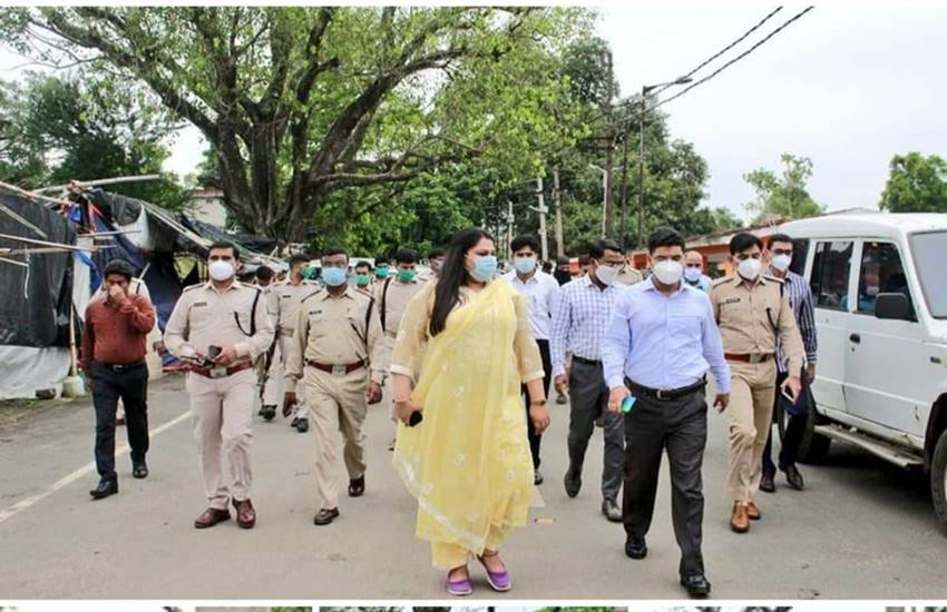 देवघर की उपायुक्त नैनसी सहाय अपने मातहतों के साथ मंदिर व आसपास इलाके का मुआयना करती हुई। 