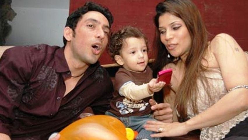 शो में इंस्पेक्टर सचिन का रोल करने वाले ऋषिकेश पांडे अपनी पत्नी और बेटे के साथ।