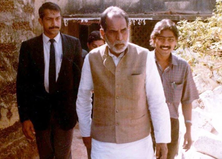 जब कांग्रेस की कमान इंदिरा गांधी के हाथों में थी तब युवा तुर्क के नाम से मशहूर चंद्रशेखर जैसे दिग्गज नेता ने पार्टी छोड़ दी थी। उन्होंने इंदिरा पर आरोप लगाया था कि अब वह पहले जैसी करिश्माई नहीं रह गई हैं। चंद्रशेखर ने इंदिरा गांधी औऱ कांग्रेस की धर्मनिरपेक्षता पर भी सवाल उठाए थे।