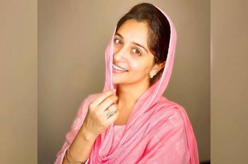 Bigg Boss की विनर रह चुकीं ससुराल सिमर का फेम दीपिका कक्कड़ एक्टिंग लाइन में आने से पहले एयर इंडिया में एयर होस्टेस थीं। स्वास्थ कारणों से दीपिका ने एयर होस्टेस की नौकरी छोड़ दी थी।