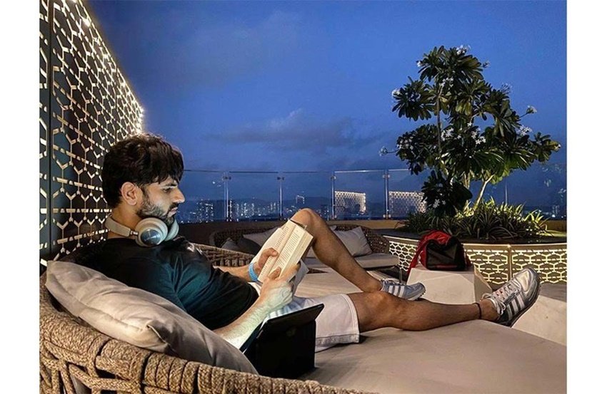 ये दिव्यांका के मुंबई वाले घर की बालकनी है। बालकनी में विवेक दहिया किताब पढ़ते दिख रहे हैं। बालकनी से मुंबई शहर का शानदार नजारा दिखता है।