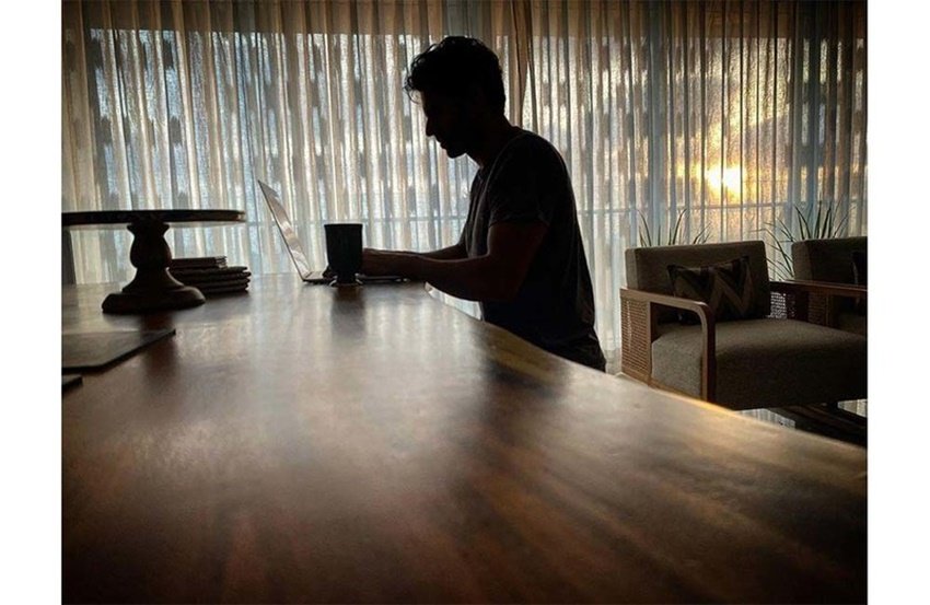 दिव्यांका औऱ विवेक ने अपने घर के अंदर वूडेन फर्नीचर लगा रखे हैं।