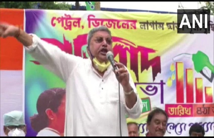  बनर्जी ने सीतारमण को सबसे खराब वित्त मंत्री बताते हुए उनकी तुलना काली नागिन से की है। (PC - ANI)
