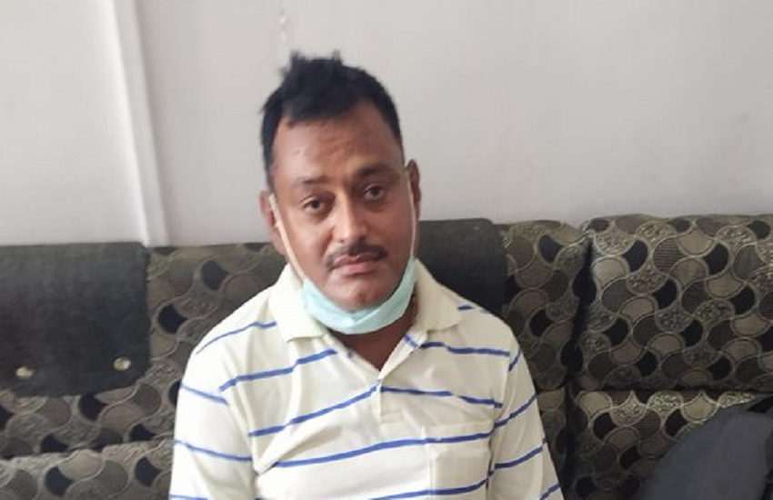 कानपुर मुठभेड़ के मुख्य आरोपी विकास दुबे को उज्जैन के एक पुलिस स्टेशन में गिरफ्तार किया गया। (तस्वीर: मध्य प्रदेश पुलिस ​हैंडआउट)